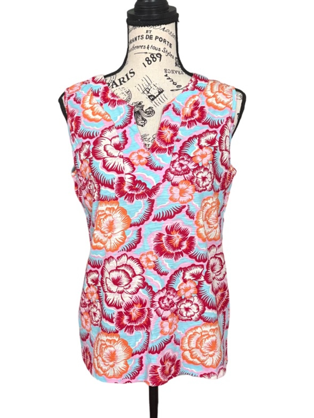 NWT Sleeveless V-Neck Floral Tank Top